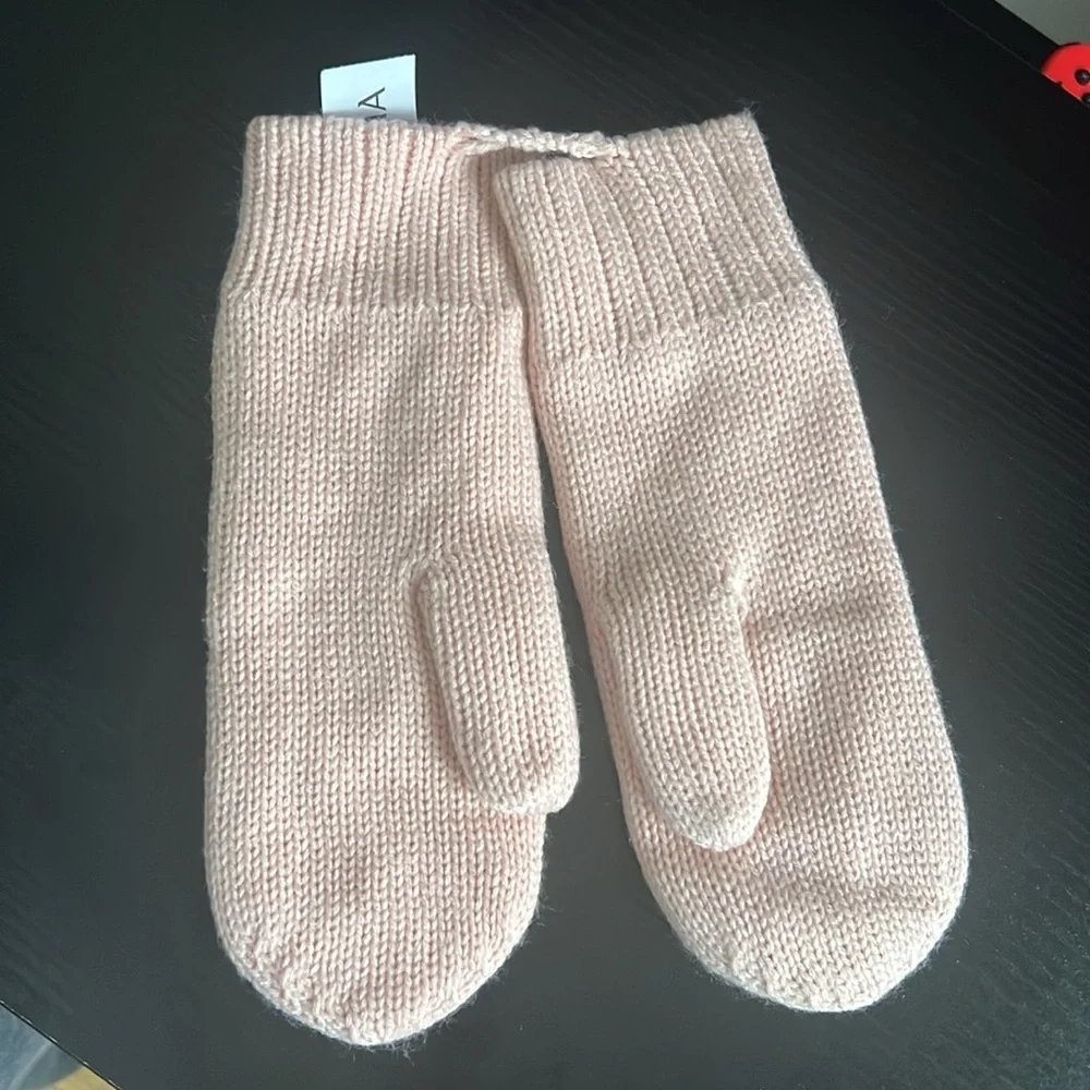 NEW Aritzia Lolo Mitten Main Character In soft Pink Rose Doux ONE SIZE